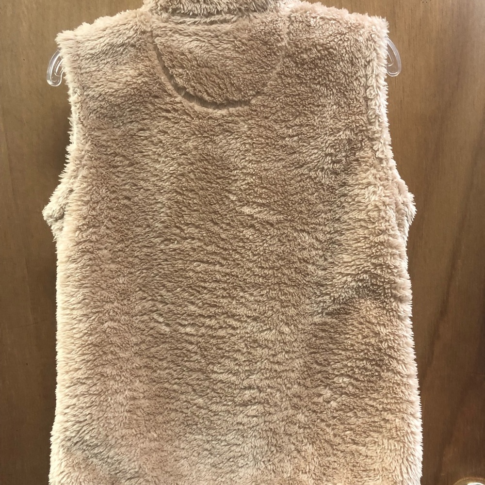 Vineyard Vines furry tan vest! - Picture 2 of 8